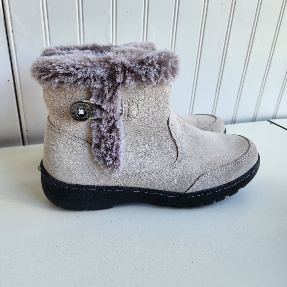 Khombu Womenโs Gray Faux Fur-Lined Winter Iris Ankle Boots Size 8M